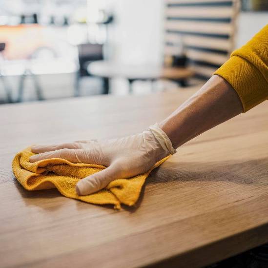 cómo limpiar muebles de madera muy sucios
